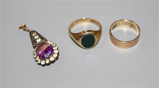 A 9ct gold signet ring set oval bloodstone, a 9ct gold wedding band and an amethyst pendant,